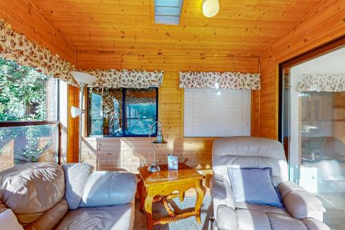 Χώρος καθιστικού στο Drift Away Cabin