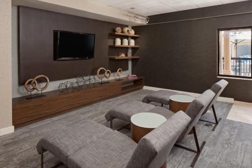 a living room with two chairs and a tv at Courtyard Fort Worth I-30 West Near NAS JRB in Fort Worth