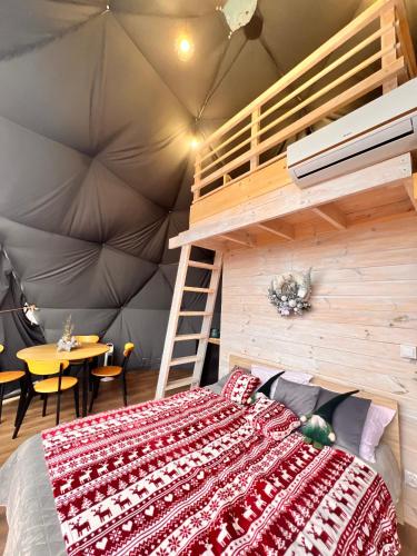 a bedroom with a bed in a dome tent at Glamping Sfera Marzeń in Szewna