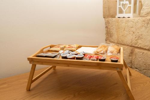 een tafel met verschillende soorten gebak erop bij Victoria Luxury Suite in Lizzanello