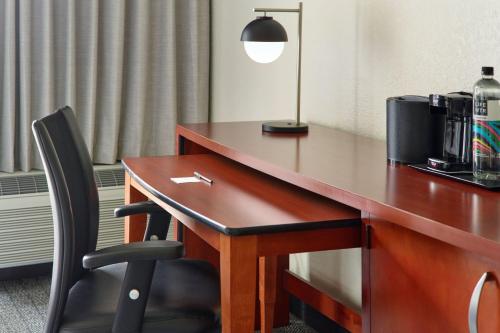 a desk with a chair in a hotel room at Courtyard by Marriott Nashville Brentwood in Brentwood