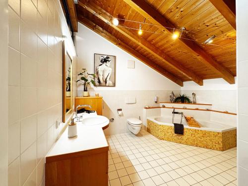 a bathroom with a tub and a toilet and a sink at !GoldPath! Loft - Exclusiv - XXL - Central - Sauna - Tiefgarage - Cozy in Waldkirchen