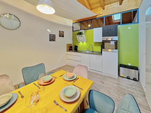 a dining room with a table and chairs and a kitchen at !GoldPath! Loft - Exclusiv - XXL - Central - Sauna - Tiefgarage - Cozy in Waldkirchen