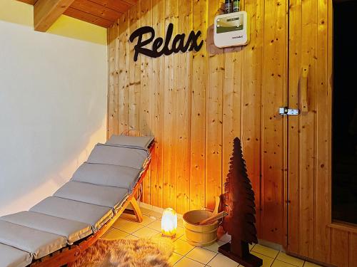 a room with a wooden wall with a bench at !GoldPath! Loft - Exclusiv - XXL - Central - Sauna - Tiefgarage - Cozy in Waldkirchen