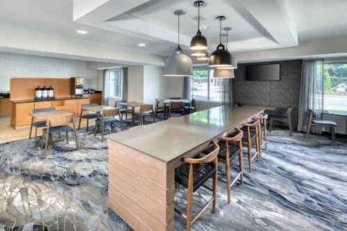 a lobby with a bar and tables and chairs at Fairfield Inn & Suites by Marriott Frankenmuth in Frankenmuth