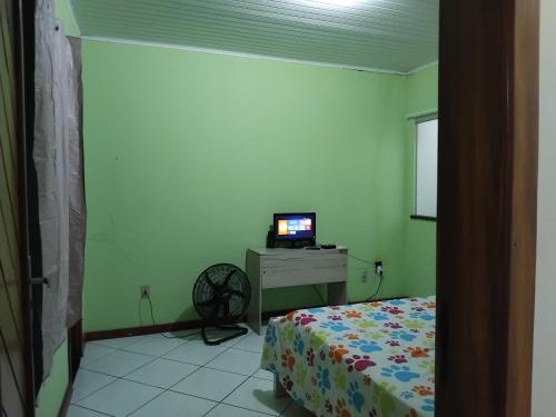 Μια τηλεόραση ή/και κέντρο ψυχαγωγίας στο Apartamento no pontal Ilhéus