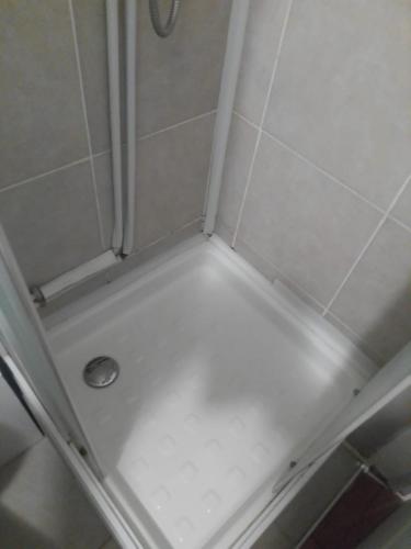 d'une cabine de douche. dans l'établissement REF 11 studio BAGNEUX 5 minutes à pied métro ligne 4, à Bagneux