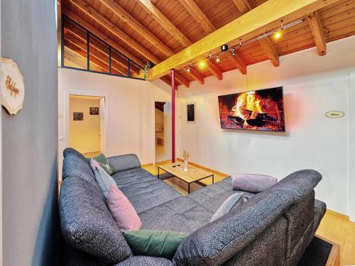 a living room with a couch and a table at !GoldPath! Loft - Exclusiv - XXL - Central - Sauna - Tiefgarage - Cozy in Waldkirchen