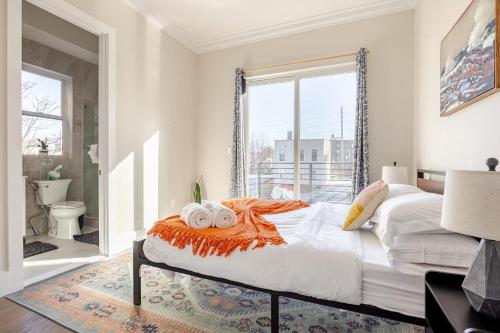 a bedroom with a large bed with towels on it at NYC Gateway, 30minutes from Manhattan in Jersey City