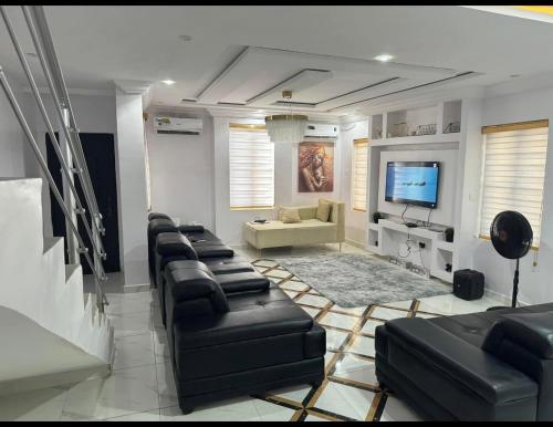 TV a/nebo společenská místnost v ubytování Luxuria Homes Ajah