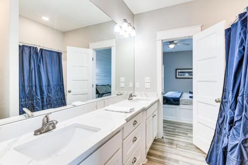 ein Badezimmer mit zwei Waschbecken und einem großen Spiegel in der Unterkunft The Beach House Bolivar Peninsula Family Getaway in Crystal Beach