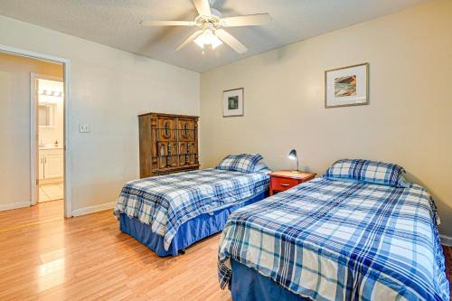 Postel nebo postele na pokoji v ubytování 12 Mi to Myrtle Beach Peaceful Abode in Conway!