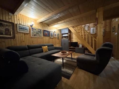 un salon avec un canapé et une table dans l'établissement Cottage Walnut, à Kolašin