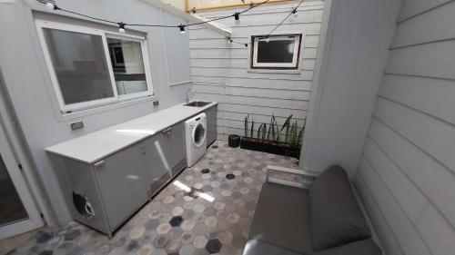 a laundry room with a washing machine and a window at Apartamento moderno en Las Cañitas, Palermo in Buenos Aires