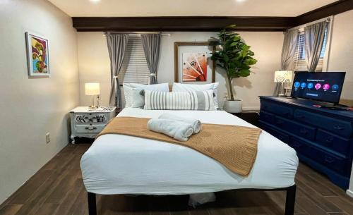 Katil atau katil-katil dalam bilik di Artist's apartment in the heart of the city