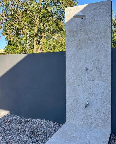 a large concrete wall with a light on top of it at Flet dos sonhos in Florianópolis