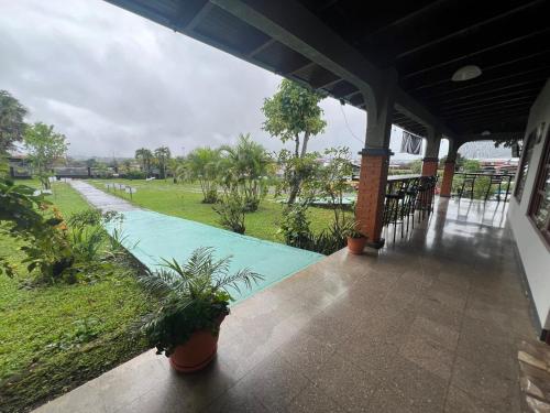 Bazén v ubytování Casa Eva Lodging Costa Rica nebo v jeho okolí