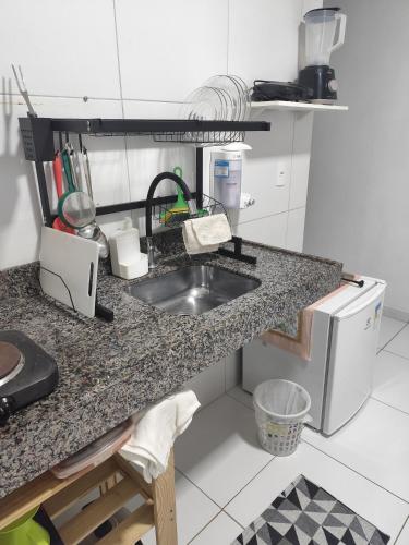 Η κουζίνα ή μικρή κουζίνα στο Kitnet Aconchegante próx. ao centro da Cidade(102)