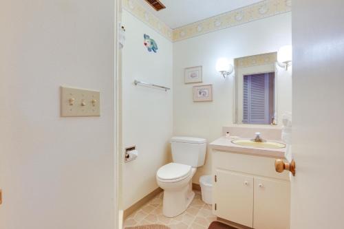 Koupelna v ubytování Lincoln City Condo Pool Access, Walk to Beach!