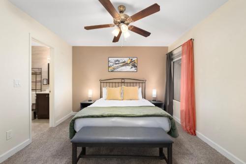 una camera da letto con un letto e un ventilatore a soffitto di 1BD Superstition Mountains Pool & Hot Tub a Mesa