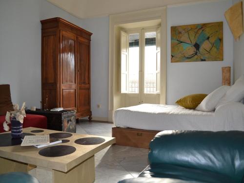 un soggiorno con letto e tavolo di Loft Duca di Genova a Catania