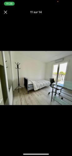 une chambre blanche avec un lit et une fenêtre dans l'établissement Appartement Élégant avec Parking Gratuit, à Marseille