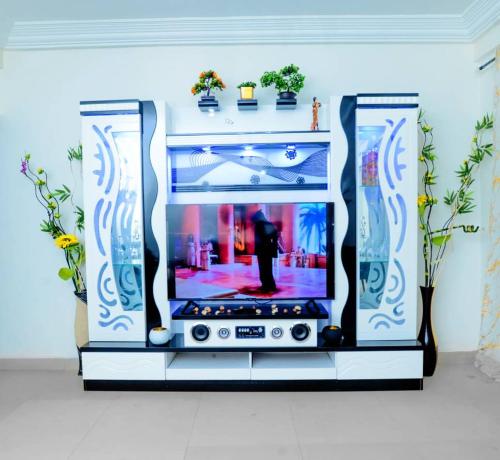 ヤウンデにあるAppartement B&Wの部屋のテレビケース