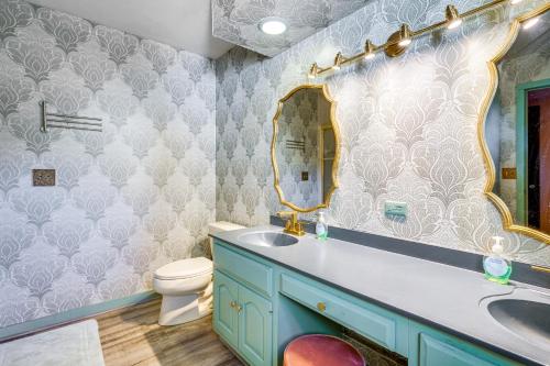 Ένα μπάνιο στο Historic Auburn Home with Theater and Yard!
