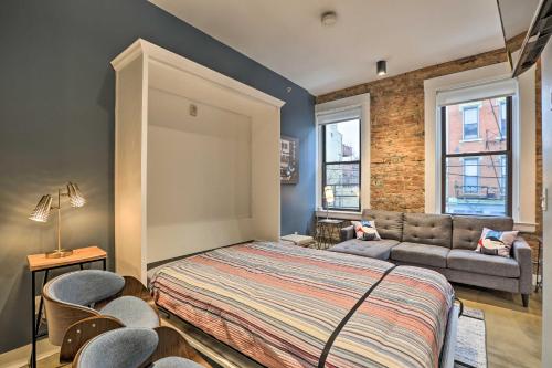 a bedroom with a bed and a couch at Sleek Studio Near Dtwn Dining and Entertainment in Cincinnati