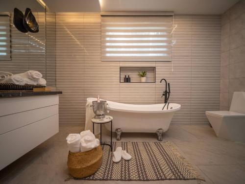 Ένα μπάνιο στο Luxurious Brand New Villa With 5 Br- 5 Bt In Sosua
