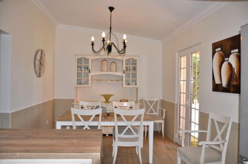 Fantastic for Family Gatherings, Optional Pool Heating, Free Air Con Wifi