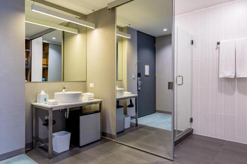 Aloft Panamaにあるバスルーム
