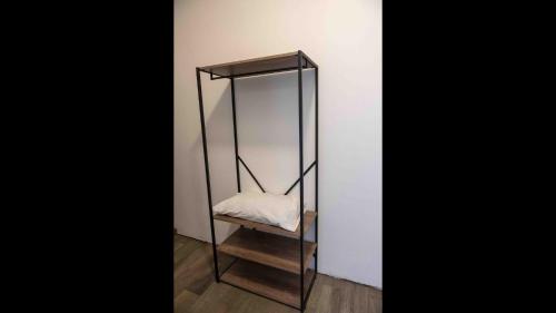 a mirror with a chair in a room at 11 Suite Grande Para 4 Personas con Factura in Torreón