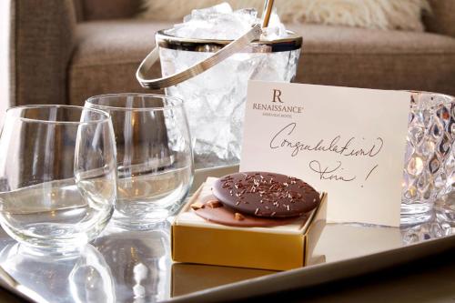 a table with a tray with wine glasses and a treat at Renaissance Asheville Downtown Hotel in Asheville