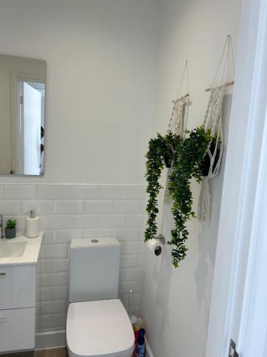 Et badeværelse på Flat 4 Folkestone Harbour Luxury Apartment