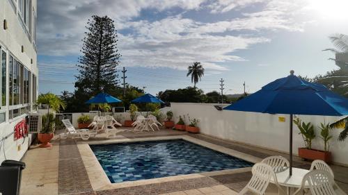 a pool with chairs and umbrellas on a building at Bahía Fragata 803A in San Andrés