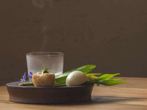 a plate with a egg and a glass on a table at awai 戸隠 in Nagano