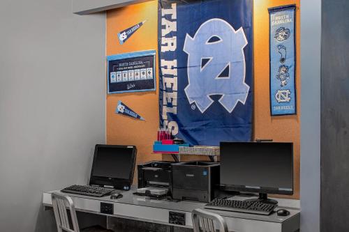 TV a/nebo společenská místnost v ubytování Aloft Chapel Hill