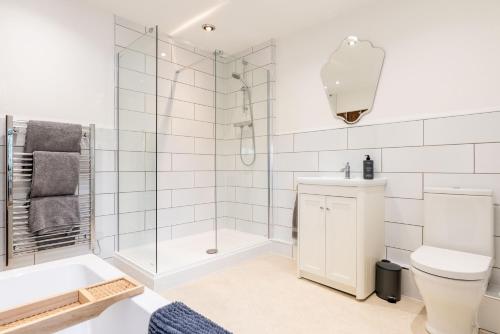une salle de bain avec une douche, des toilettes et un lavabo dans l'établissement Millbank Farm Cottage, à Stafford