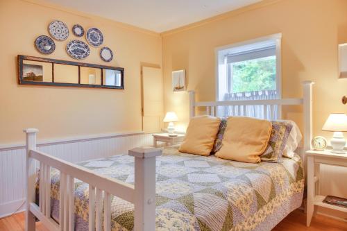 Un pat sau paturi într-o cameră la Osprey Cottage South Freeport Home on Casco Bay!