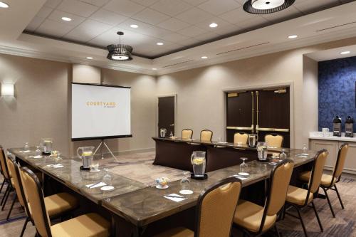 Бизнес-центр и/или конференц-зал в Courtyard by Marriott Orlando Lake Buena Vista in the Marriott Village