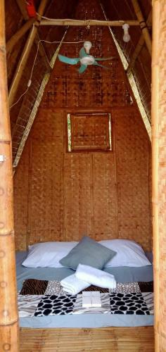 Postel nebo postele na pokoji v ubytování Tiliponan Nipa Hut