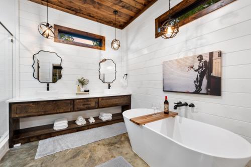 布罗肯鲍Pinesthesia的带浴缸和水槽的白色浴室