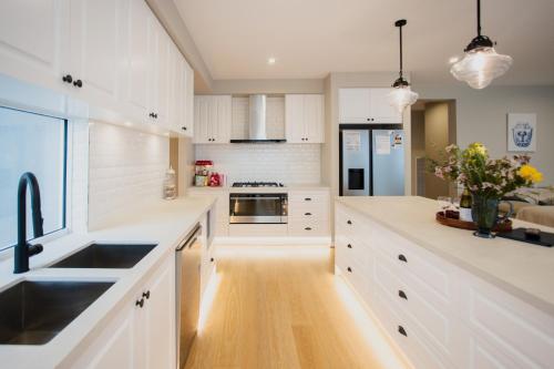 Η κουζίνα ή μικρή κουζίνα στο Hamptons in Torquay - 5 bath, Pool, Spa & Theatre!