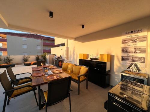 Sunshine Deluxe 80m2 apartment with pool, 50 m2 garden lounge and outdoor space