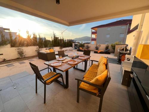 Sunshine Deluxe 80m2 apartment with pool, 50 m2 garden lounge and outdoor space