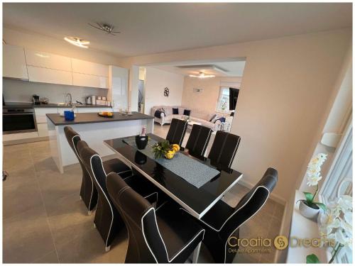 Oceanview Deluxe penthouse apartment with 89m2 living space 90m2 roof terrace