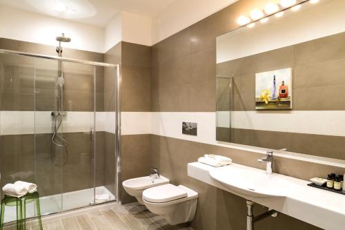 y baño con ducha, 2 lavabos y aseo. en Aeterno Eco Guest House, en Roma