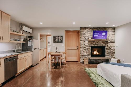 eine Küche und ein Wohnzimmer mit einem Bett und einem Kamin in der Unterkunft Ensuite 08 - A Newly Remodeled Studio - A Perfect Romantic Getaway in Deming