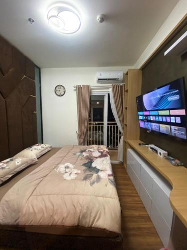 a bedroom with a bed and a flat screen tv at Citra Plaza Nagoya IWINDA 3609 in Jodoh